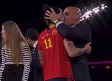 Spagna, il presidente Federcalcio ci ripensa: “Non mi dimetto” per il bacio