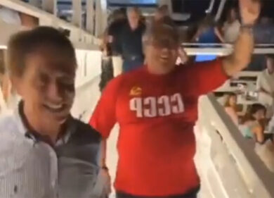 Pugno alzato e maglietta rossa, Totò Cuffaro canta “Bella Ciao” per protesta contro Putin