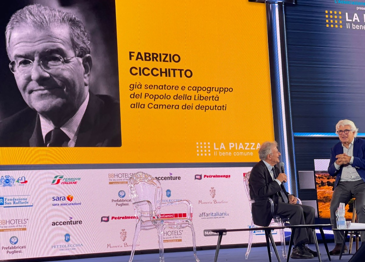 La Piazza, chi c’era e chi no negli scatti di un famoso fotografo