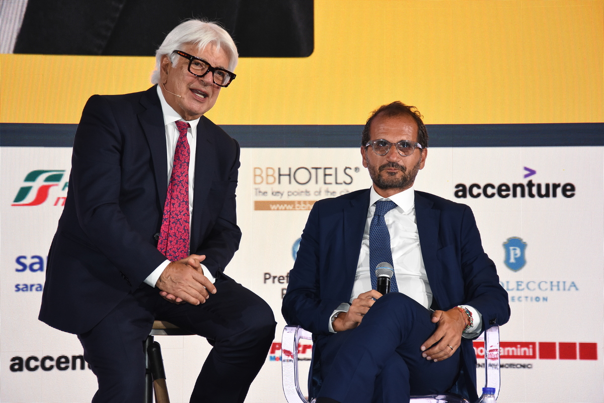 La Piazza, chi c’era e chi no negli scatti di un famoso fotografo