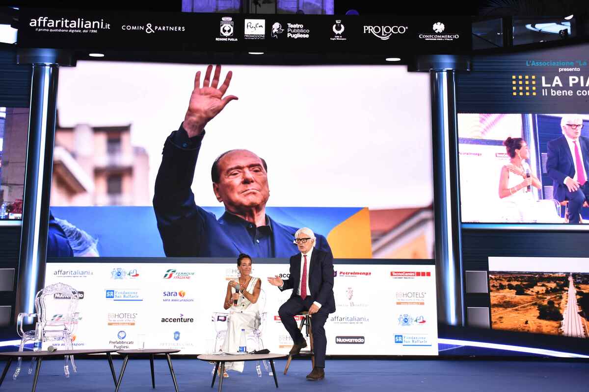 La Piazza, chi c’era e chi no negli scatti di un famoso fotografo