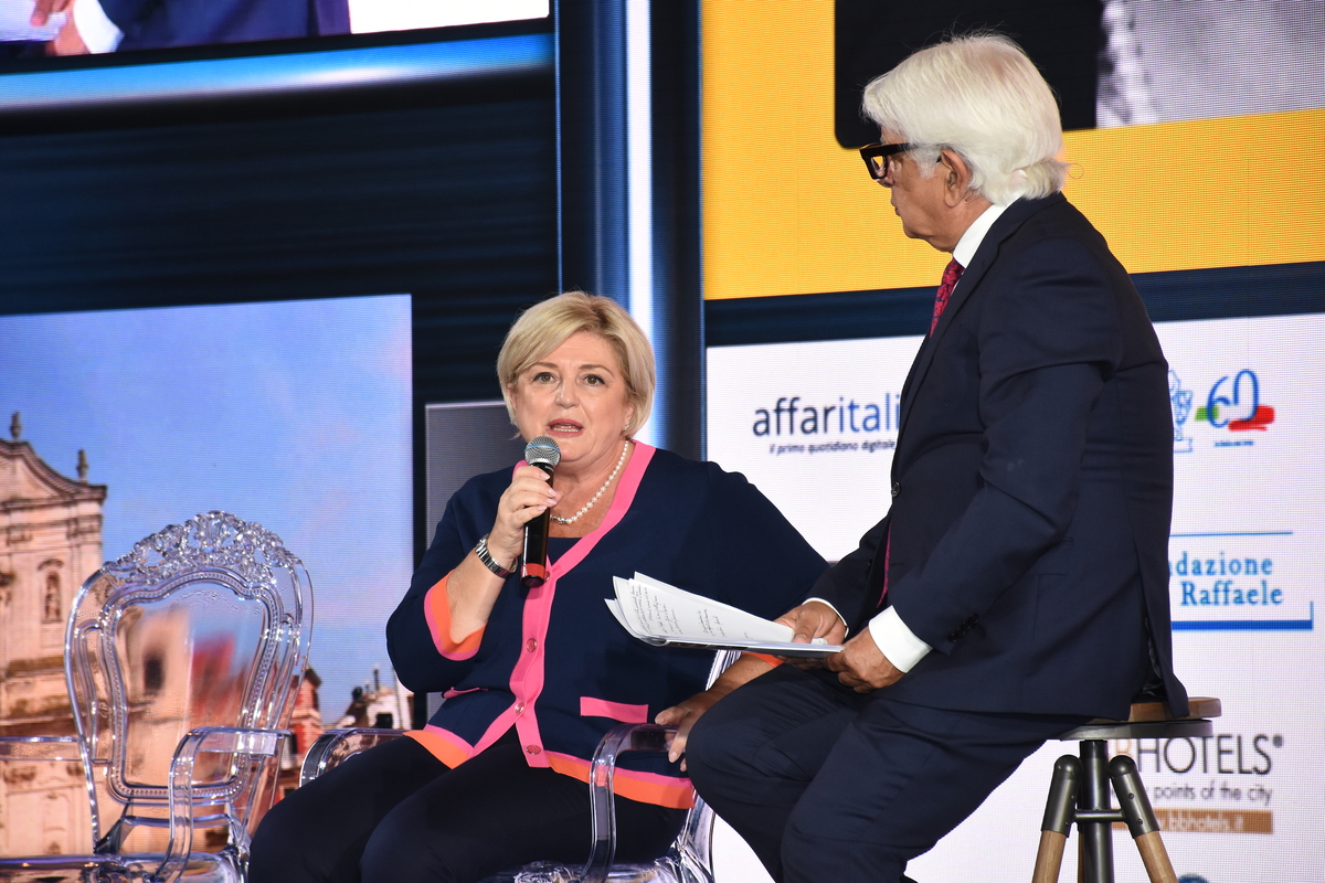 La Piazza, chi c’era e chi no negli scatti di un famoso fotografo