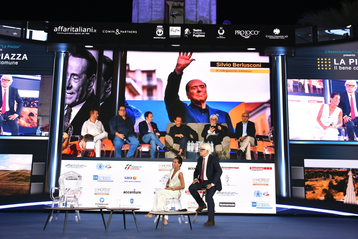 La Piazza, chi c’era e chi no negli scatti di un famoso fotografo