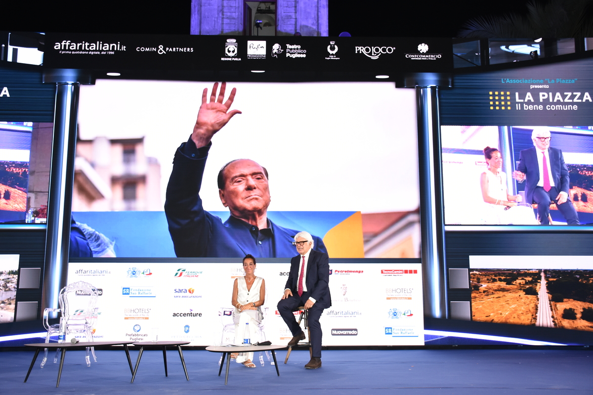 La Piazza, chi c’era e chi no negli scatti di un famoso fotografo