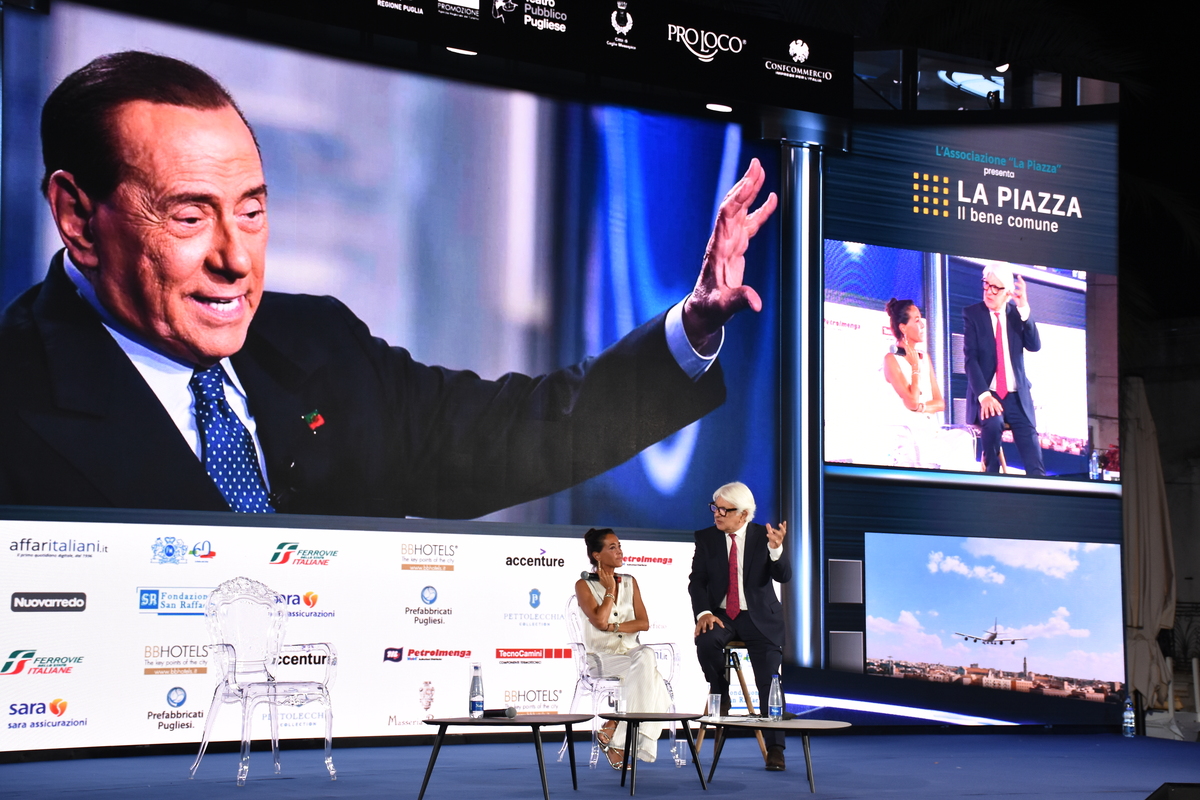 La Piazza, chi c’era e chi no negli scatti di un famoso fotografo