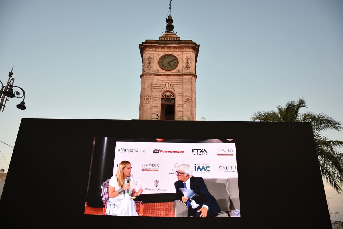 La Piazza, chi c’era e chi no negli scatti di un famoso fotografo