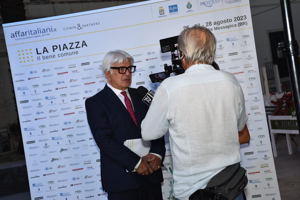 La Piazza, chi c’era e chi no negli scatti di un famoso fotografo