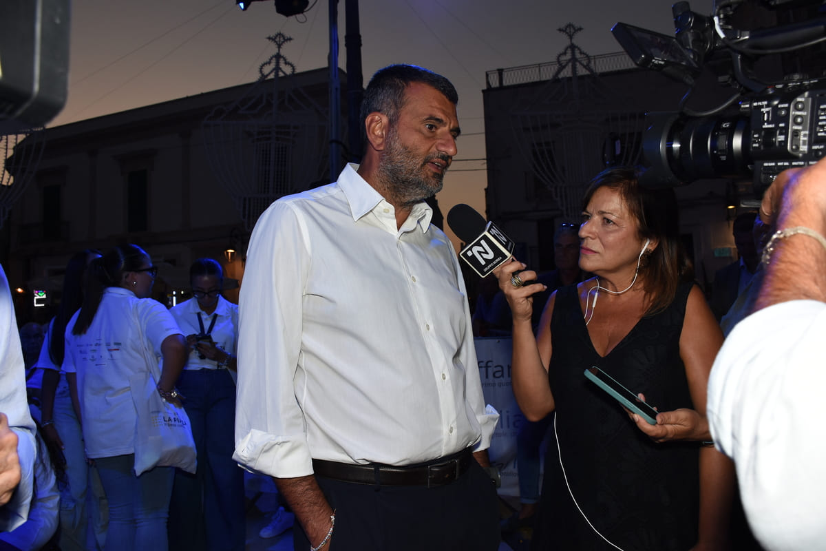 La Piazza, chi c’era e chi no negli scatti di un famoso fotografo