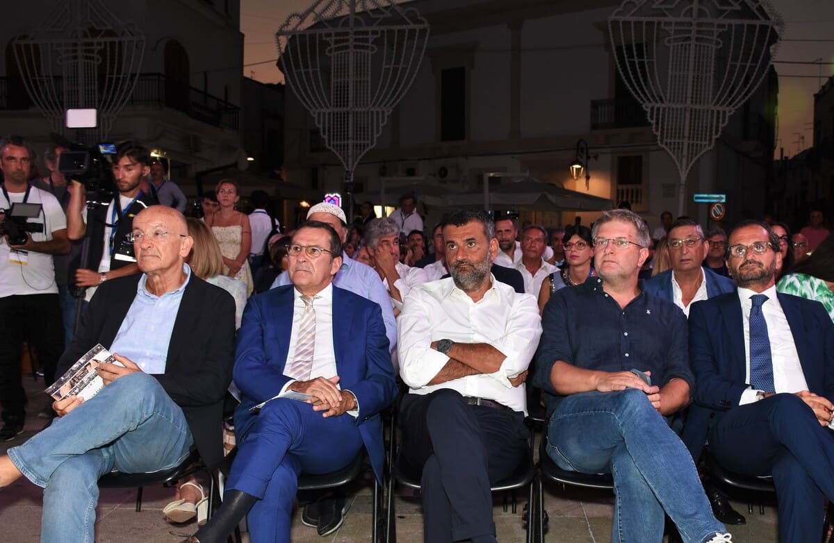 La Piazza, chi c’era e chi no negli scatti di un famoso fotografo