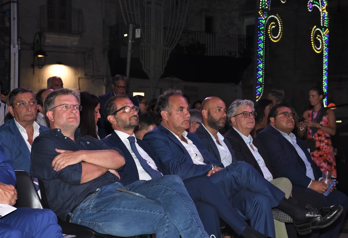 La Piazza, chi c’era e chi no negli scatti di un famoso fotografo