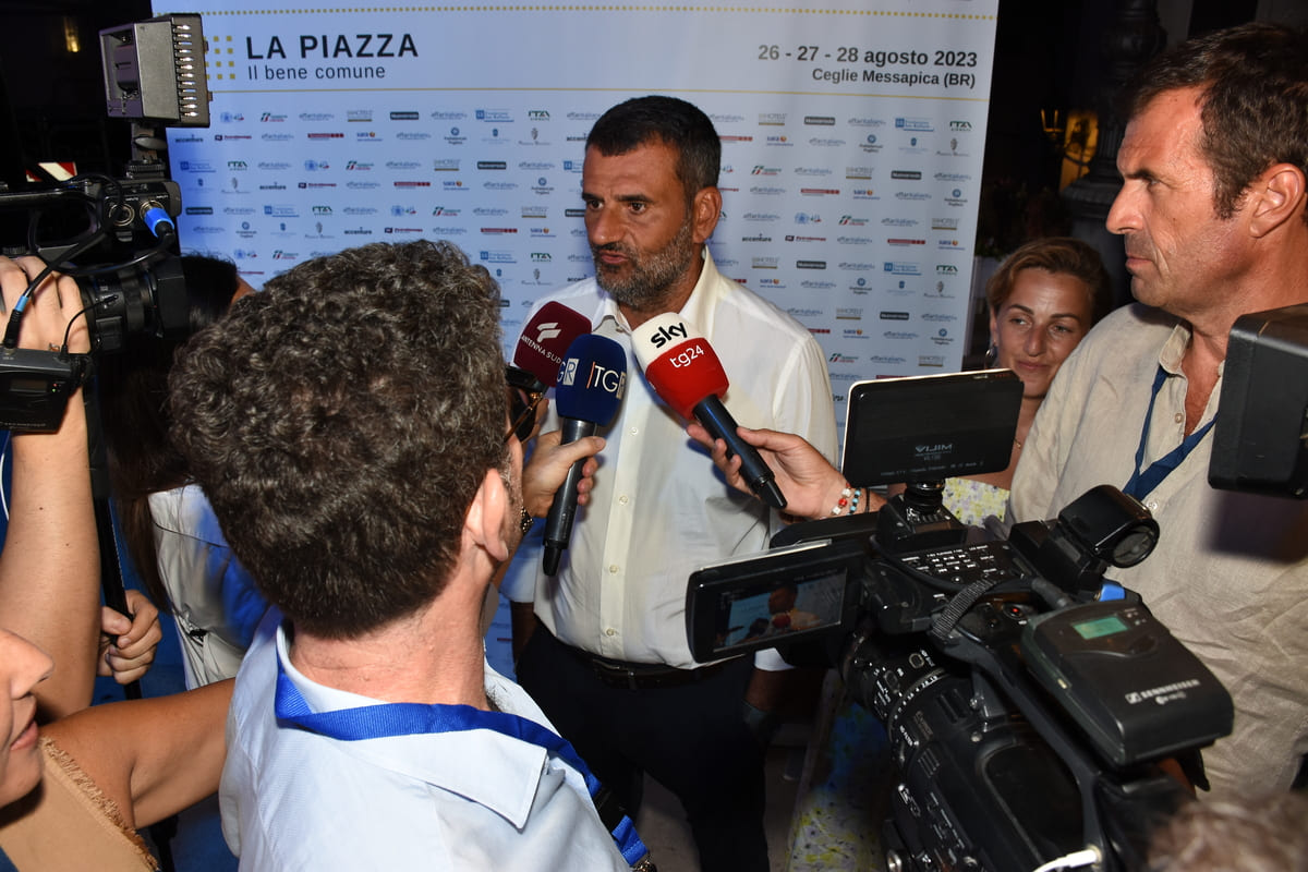 La Piazza, chi c’era e chi no negli scatti di un famoso fotografo