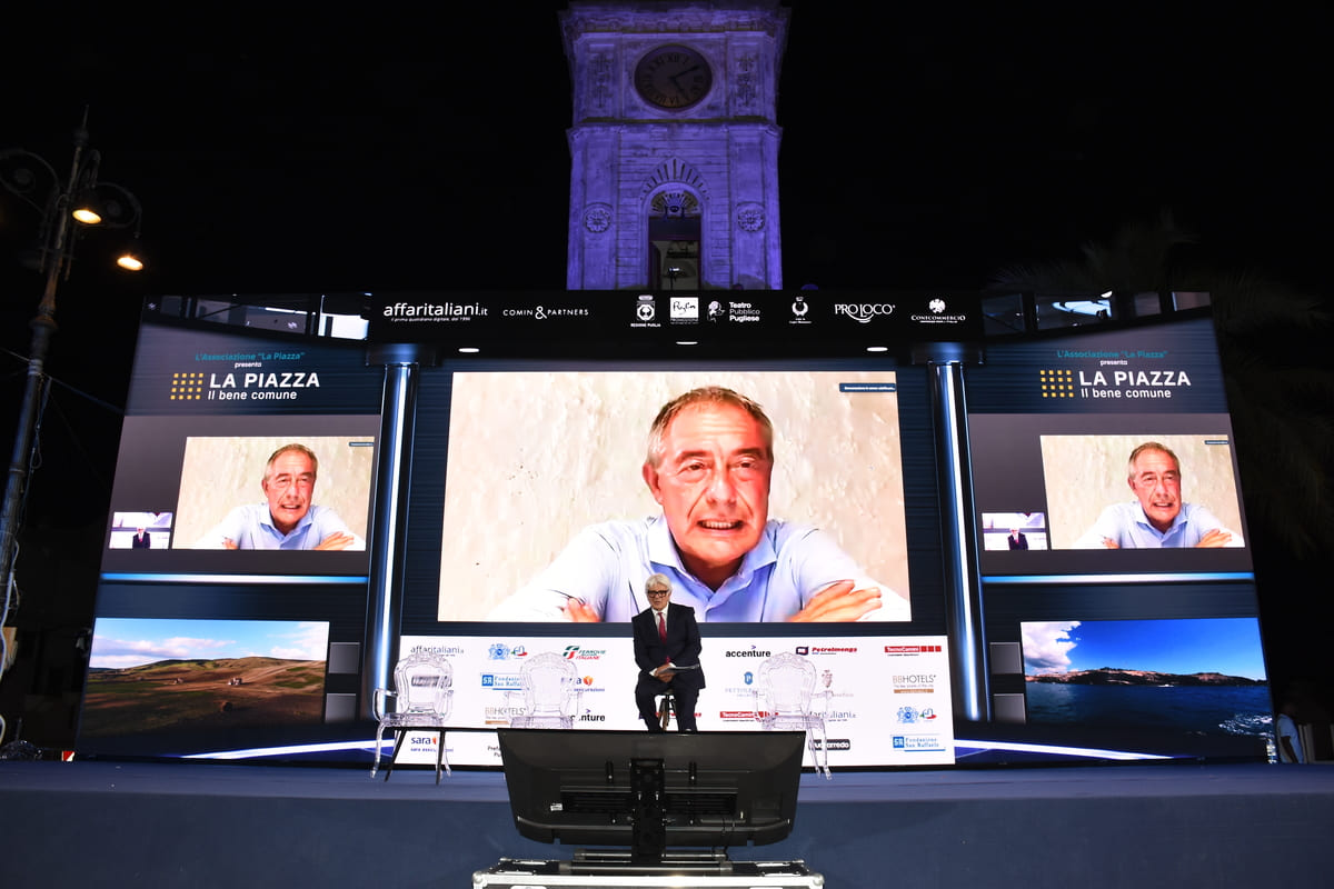 La Piazza, chi c’era e chi no negli scatti di un famoso fotografo