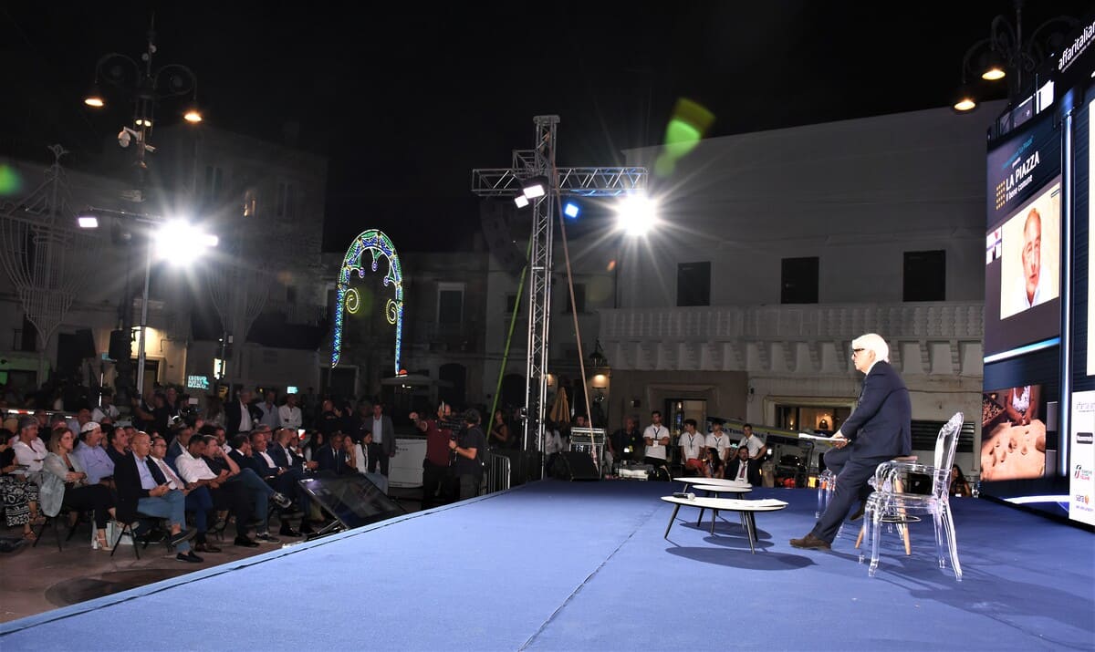 La Piazza, chi c’era e chi no negli scatti di un famoso fotografo