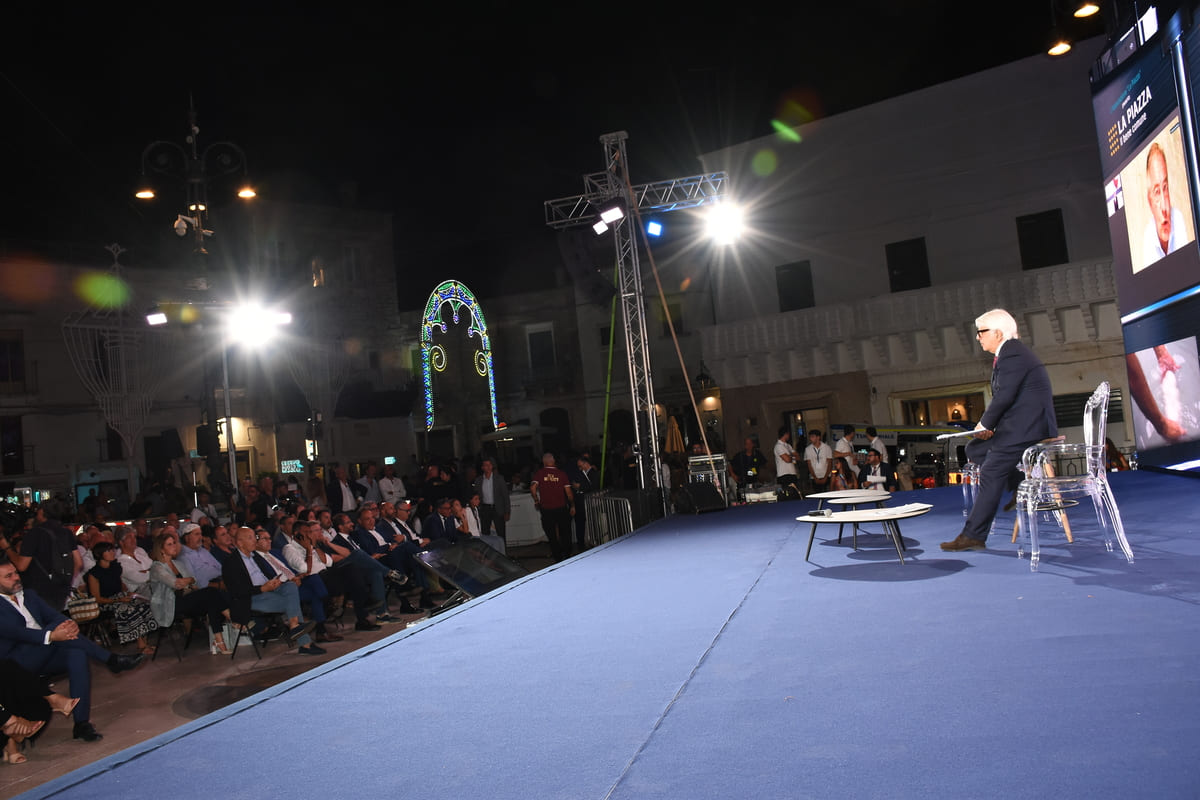 La Piazza, chi c’era e chi no negli scatti di un famoso fotografo