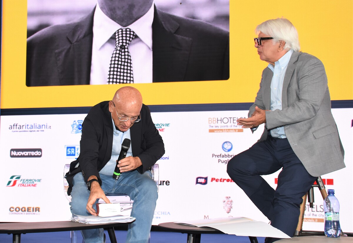 La Piazza, chi c’era e chi no negli scatti di un famoso fotografo