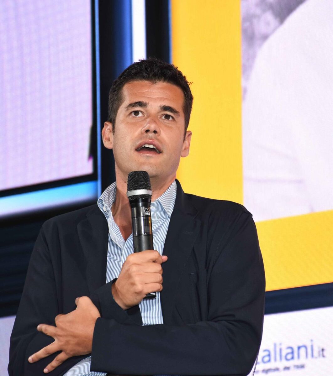 La Piazza, chi c’era e chi no negli scatti di un famoso fotografo