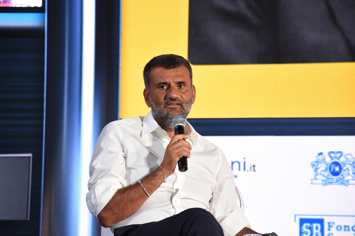 La Piazza, chi c’era e chi no negli scatti di un famoso fotografo