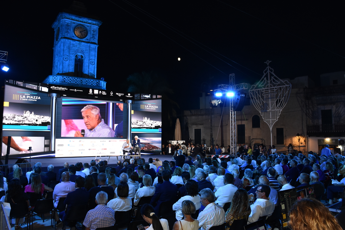 La Piazza, chi c’era e chi no negli scatti di un famoso fotografo