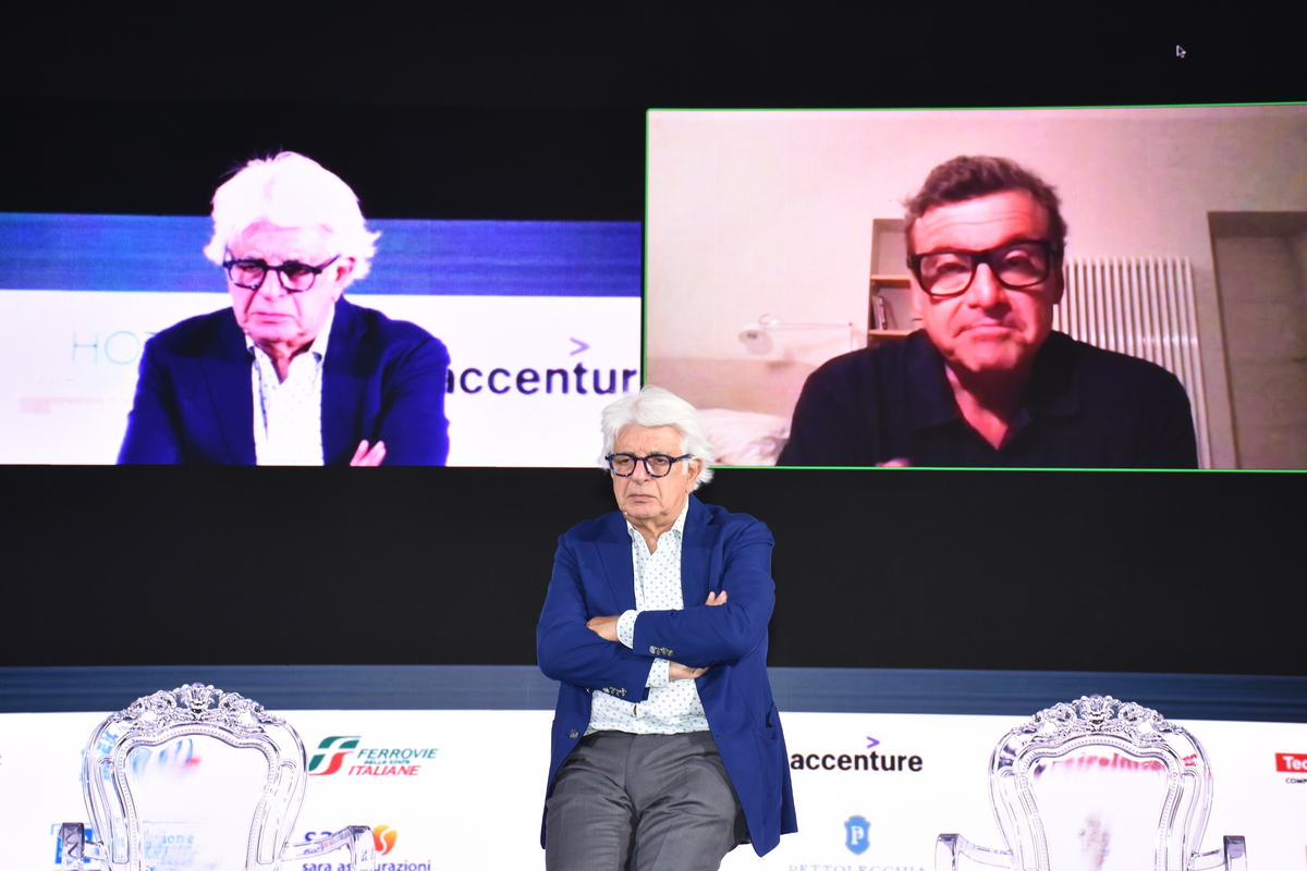 La Piazza, chi c’era e chi no negli scatti di un famoso fotografo