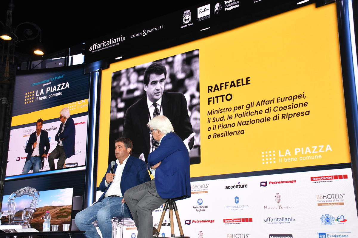 La Piazza, chi c’era e chi no negli scatti di un famoso fotografo