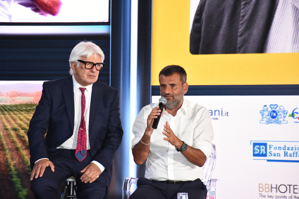 La Piazza, chi c’era e chi no negli scatti di un famoso fotografo