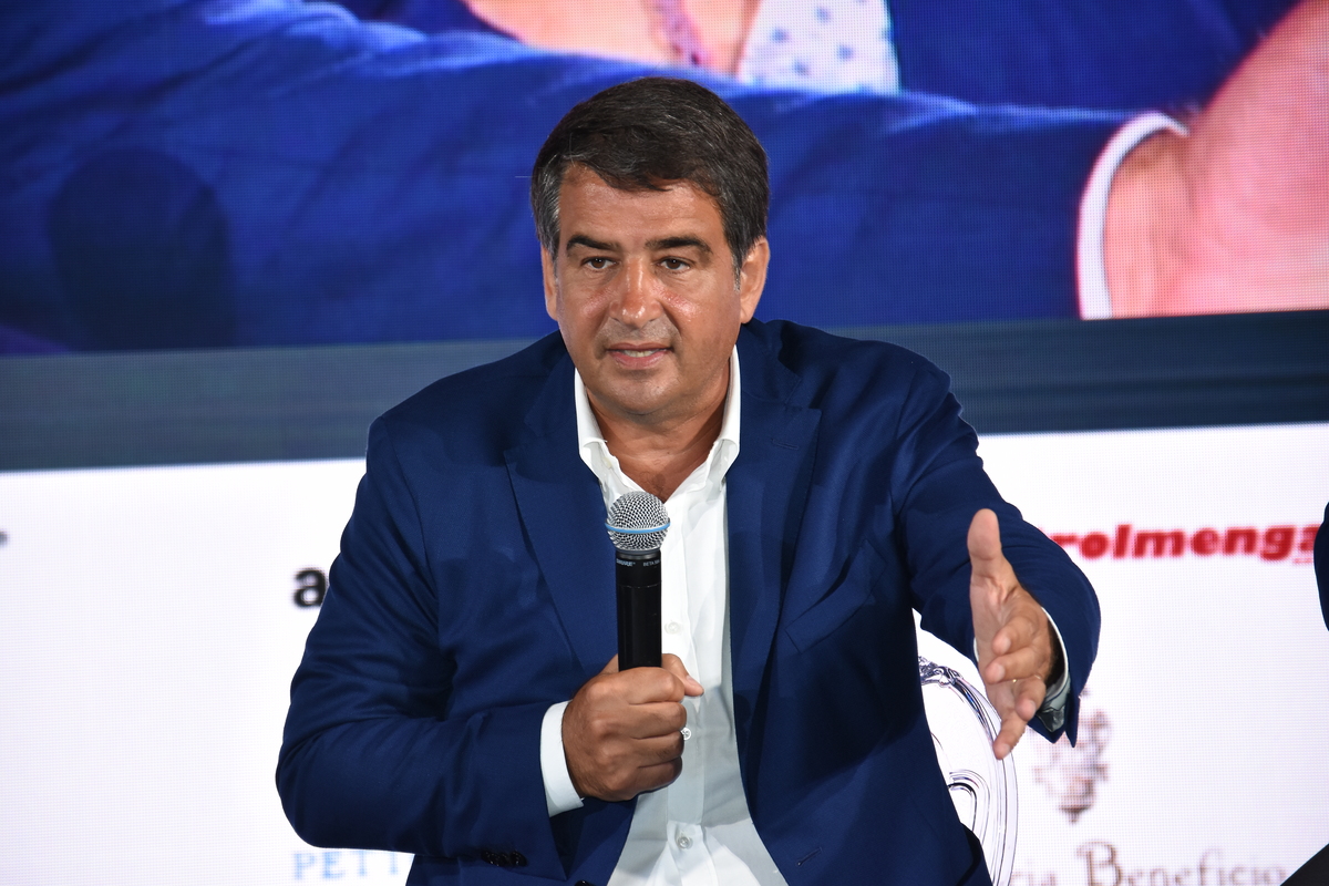 La Piazza, chi c’era e chi no negli scatti di un famoso fotografo