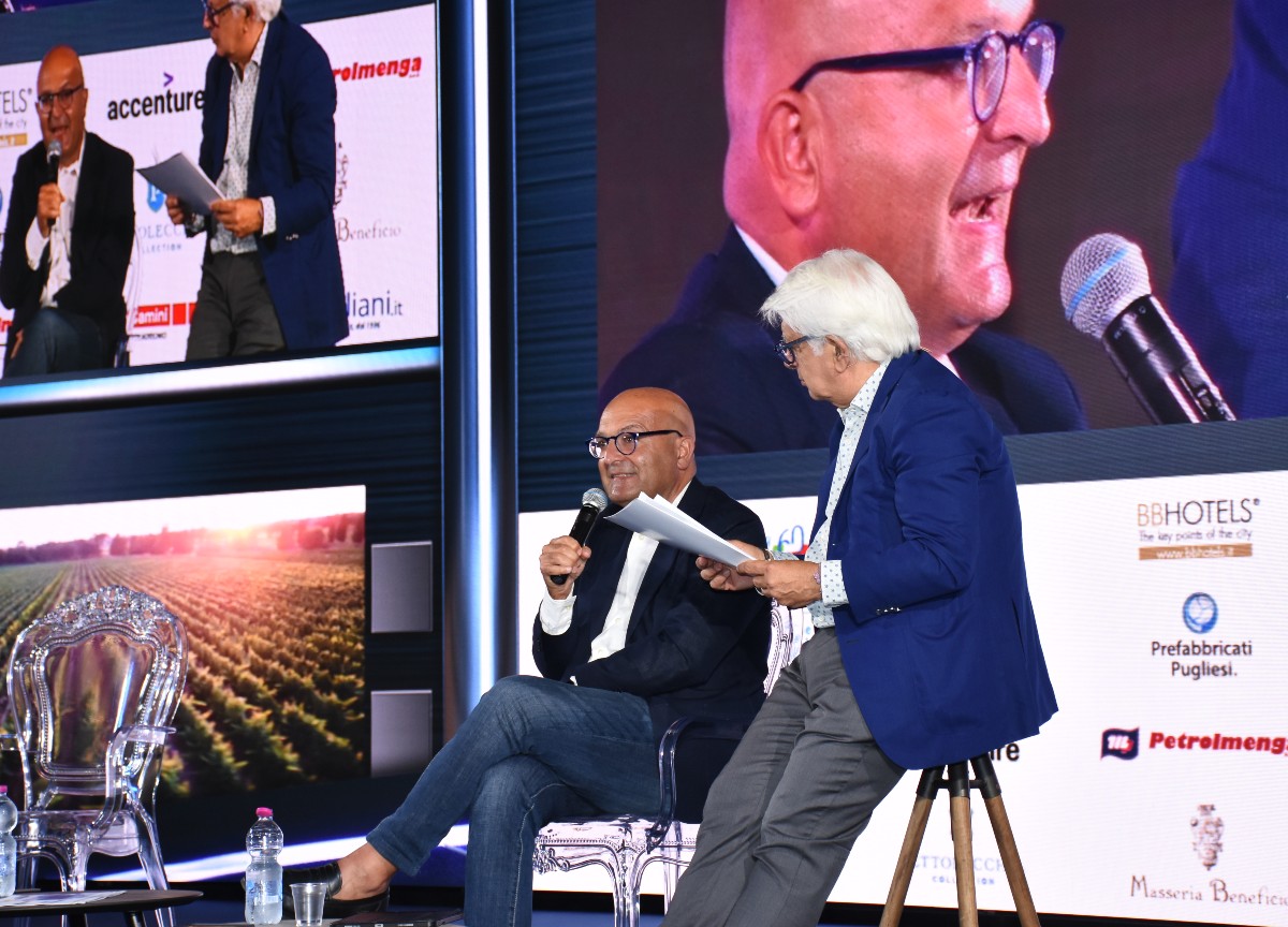 La Piazza, chi c’era e chi no negli scatti di un famoso fotografo