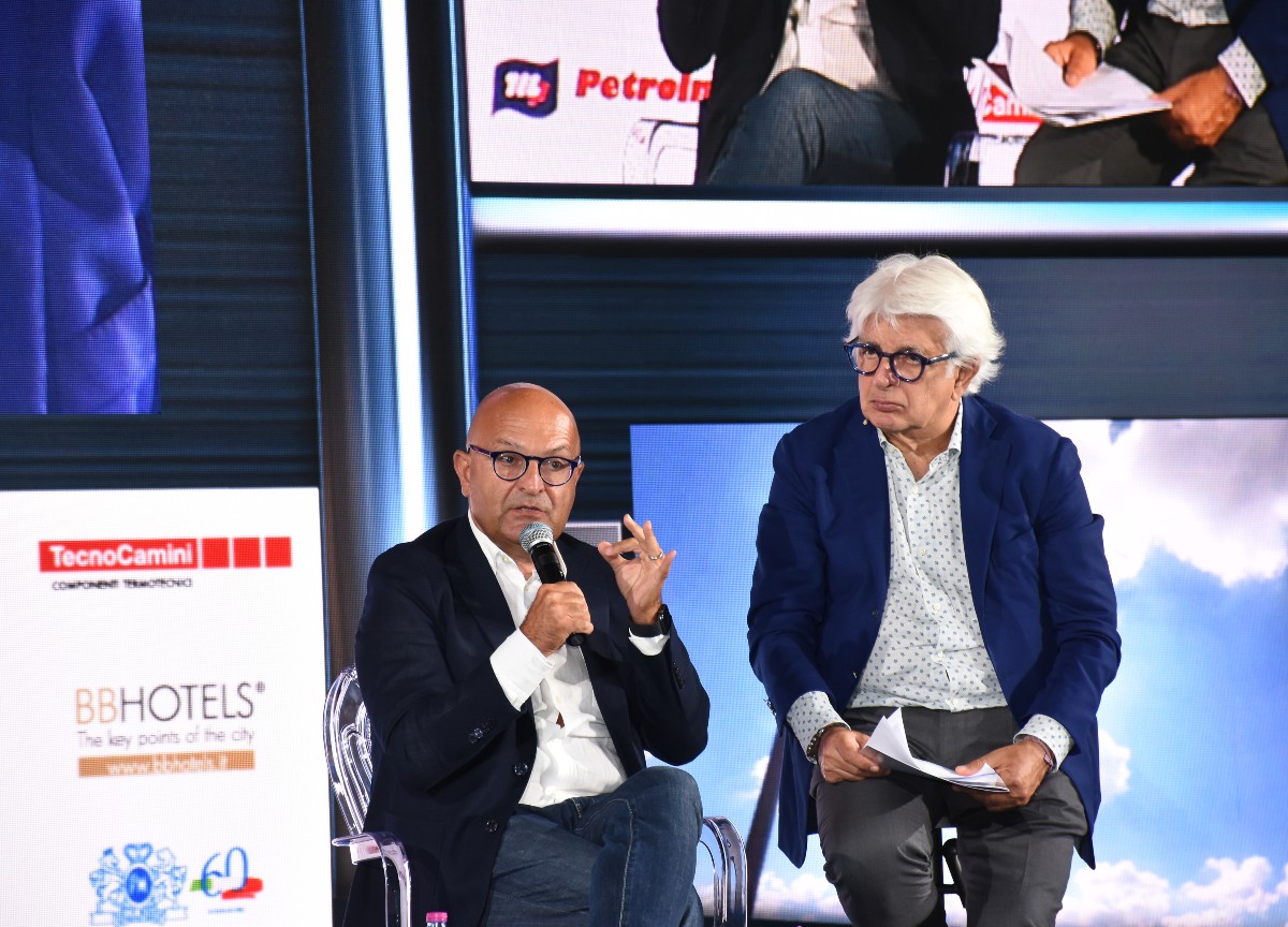 La Piazza, chi c’era e chi no negli scatti di un famoso fotografo