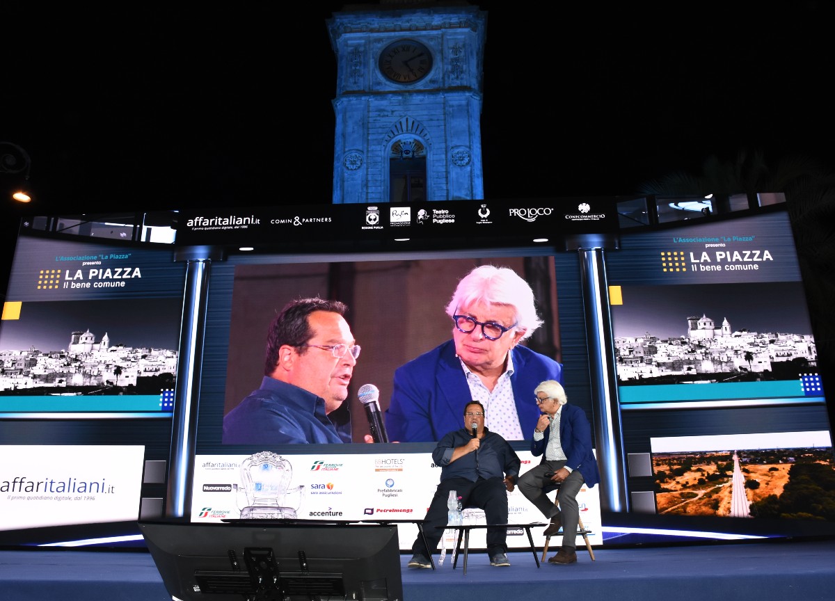 La Piazza, chi c’era e chi no negli scatti di un famoso fotografo