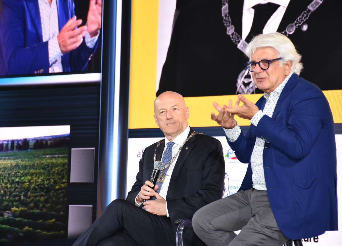 La Piazza, chi c’era e chi no negli scatti di un famoso fotografo