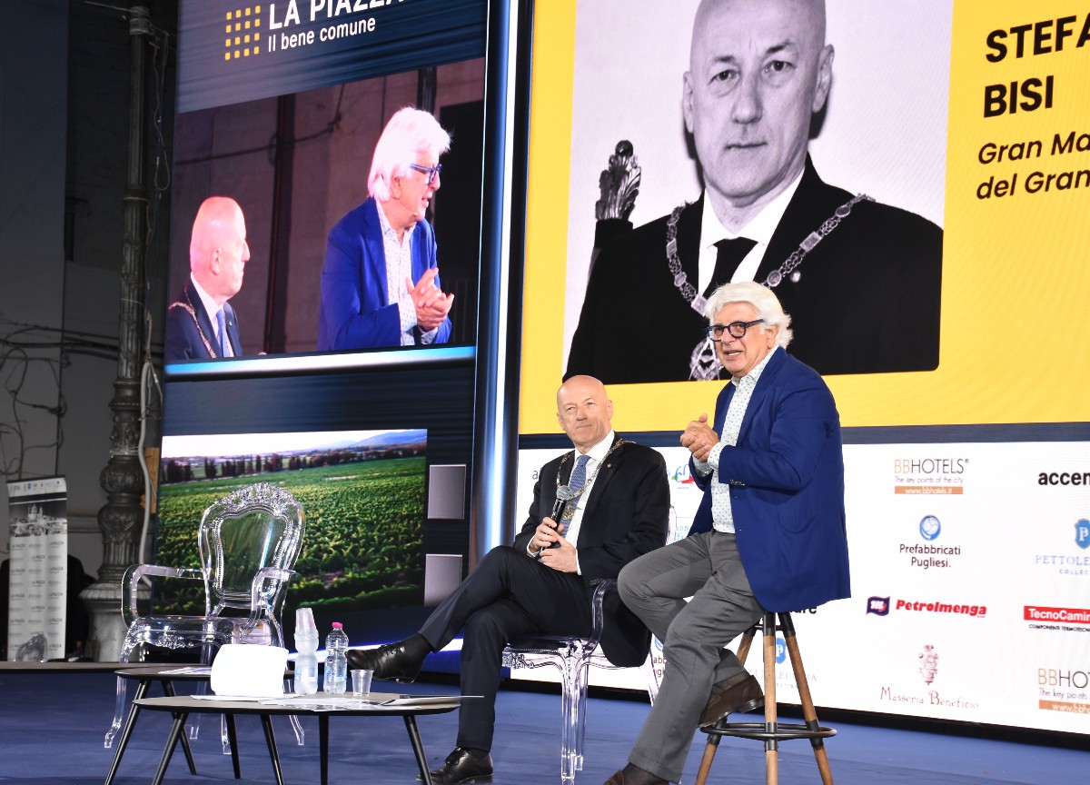 La Piazza, chi c’era e chi no negli scatti di un famoso fotografo