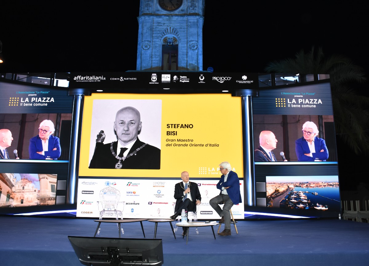 La Piazza, chi c’era e chi no negli scatti di un famoso fotografo