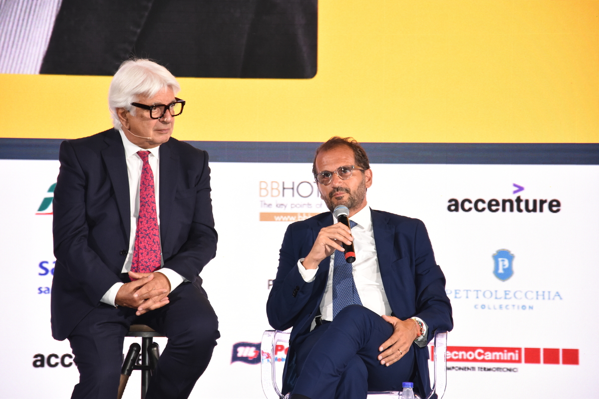 La Piazza, chi c’era e chi no negli scatti di un famoso fotografo