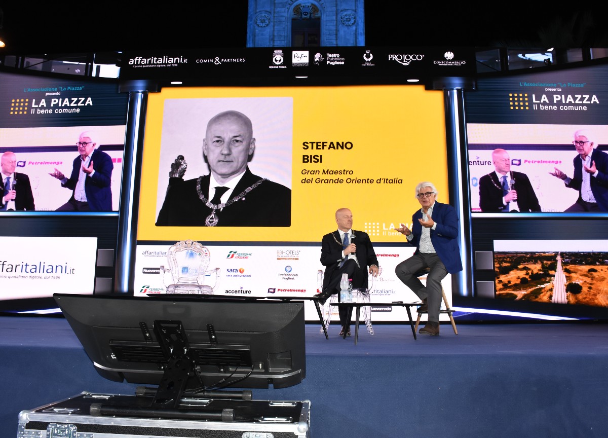 La Piazza, chi c’era e chi no negli scatti di un famoso fotografo