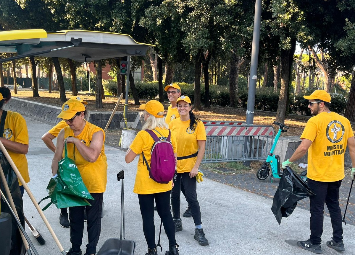 Ministri Volontari di Scientology aiutano a rendere Roma pulita