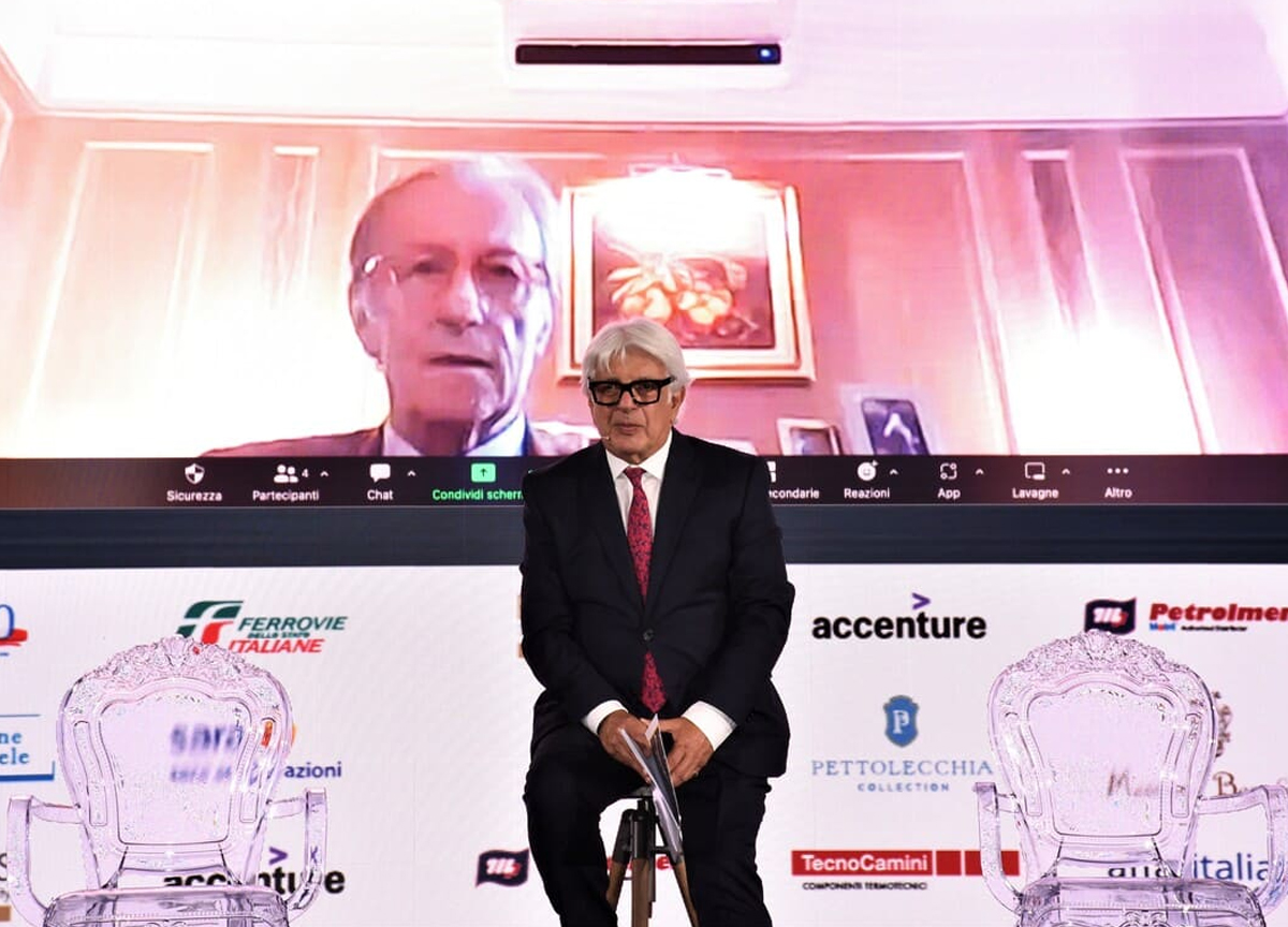 La Piazza, chi c’era e chi no negli scatti di un famoso fotografo