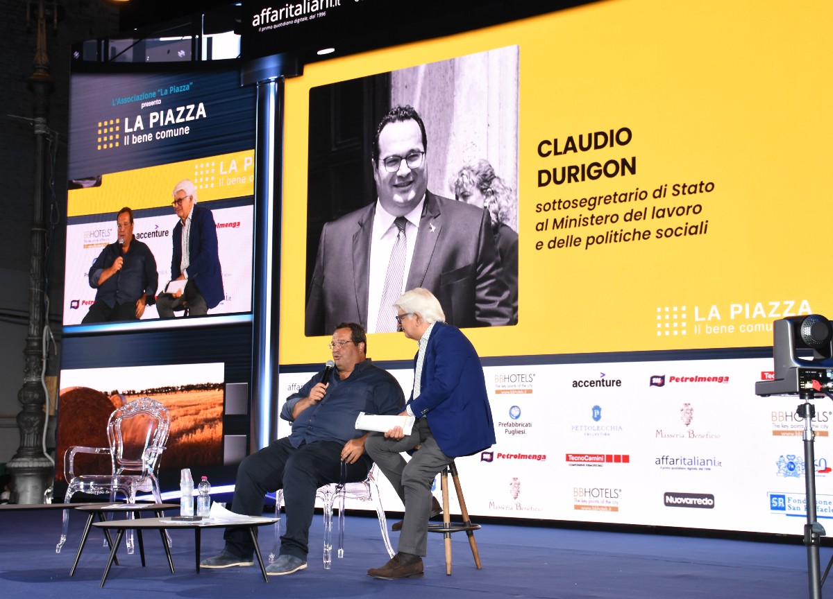 La Piazza, chi c’era e chi no negli scatti di un famoso fotografo