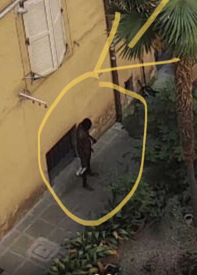 Roma, extracomunitario si fa la doccia nudo in un palazzo dell’Esquilino