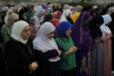 La Francia vieta l’abaya nelle scuole: bandita la tradizionale tunica islamica