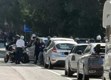 Cane gli attraversa la strada, muore a L’Aquila motociclista romano di 40 anni