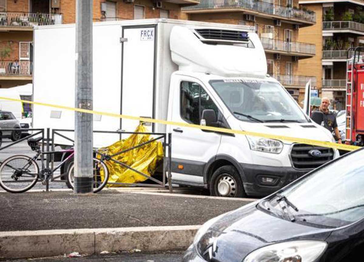 Roma, grave incidente stradale a Boccea: donna muore travolta da un furgone Roma, grave incidente stradale a Boccea: donna muore travolta da un furgone