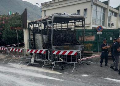 Pozzuoli, sfonda l’ingresso del Comune a bordo di un bus e poi gli dà fuoco