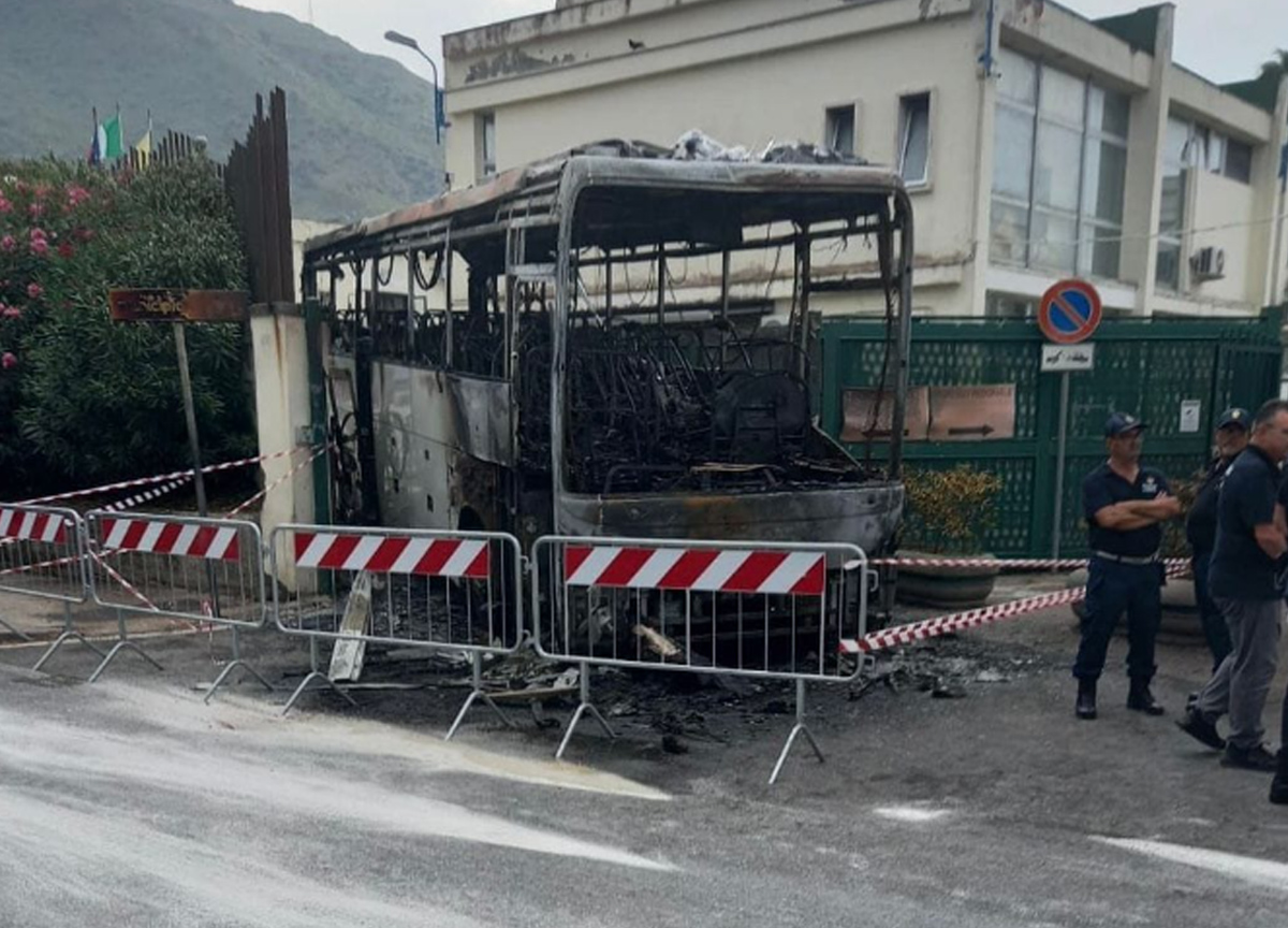 Pozzuoli, sfonda l’ingresso del Comune a bordo di un bus e poi gli dà fuoco Pozzuoli, sfonda l’ingresso del Comune a bordo di un bus e poi gli dà fuoco