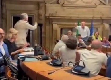 Terni, scatta la rissa in Comune. La minaccia: “Le volano via tutti i denti”