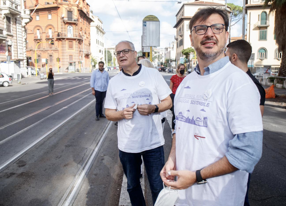 Roma alla guerra dei tram, il popolo dei pedoni in rivolta: “Noi li vogliamo” Roma alla guerra dei tram, il popolo dei pedoni in rivolta: “Noi li vogliamo”