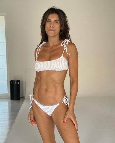 Elisabetta Canalis in lingerie, curve mozzafiato. Il pizzo fa vedere tutto! FOTO