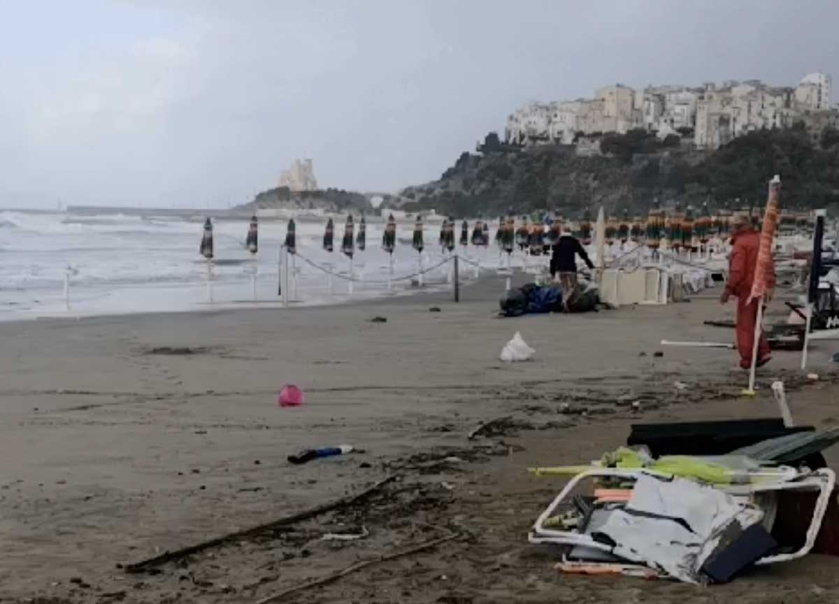 Maltempo: da Sperlonga a Fregene la furia del ciclone devasta gli stabilimenti Maltempo: da Sperlonga a Fregene la furia del ciclone devasta gli stabilimenti
