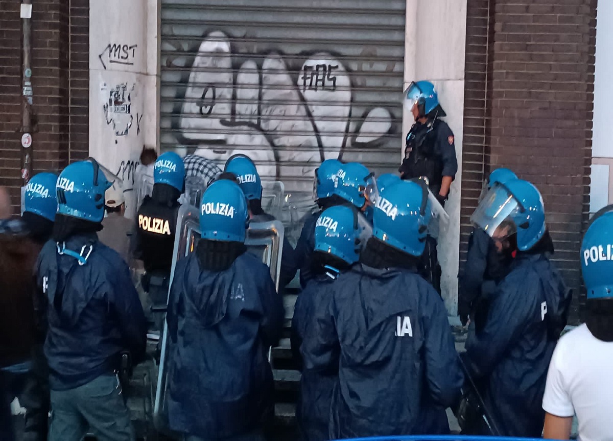 Sgombero degli ex bagni di via Esterle: gli occupanti salgono sul tetto Sgombero degli ex bagni di via Esterle: gli occupanti salgono sul tetto
