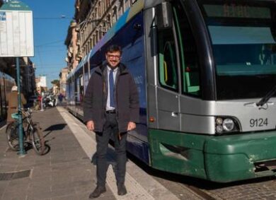 Roma alla guerra dei tram, il popolo dei pedoni in rivolta: “Noi li vogliamo”