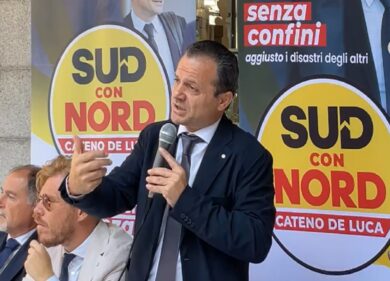 “Non sono qui per il seggio di Fascina”: De Luca presenta la sua candidatura